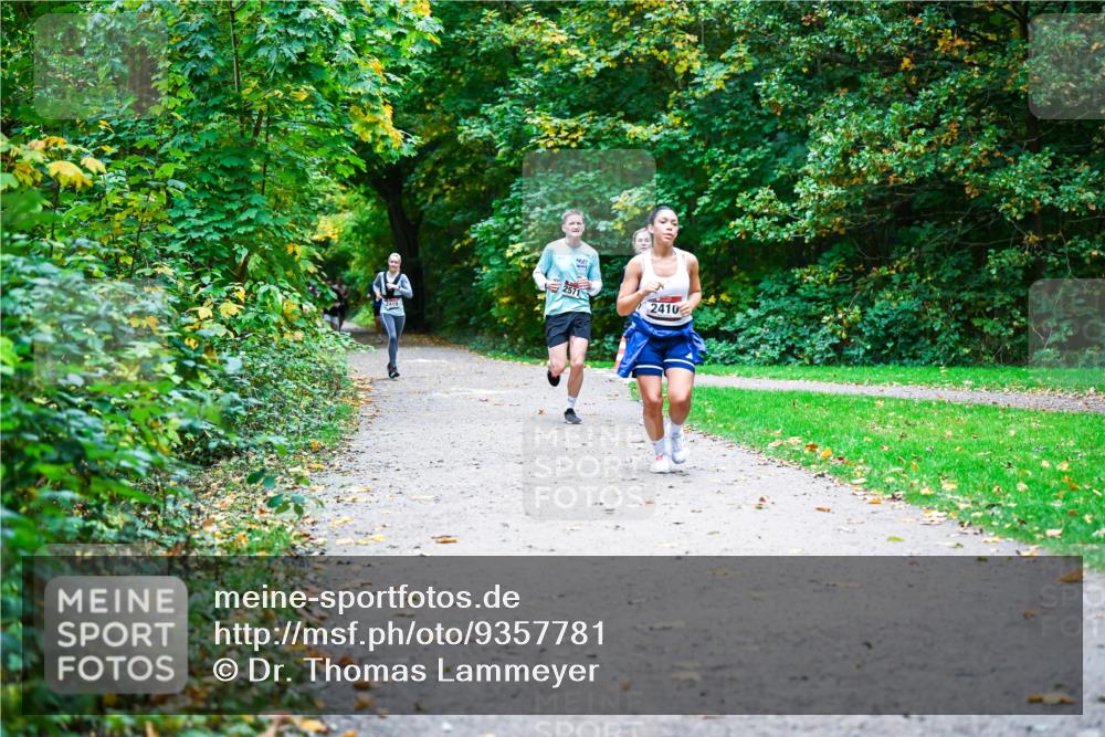 12.10.2025 - Bramfelder Halbmarathon 2025 Dr. Thomas Lammeyer http://msf.ph/oto/9357781 12.10.2025 11:02:07 Laufen 2419, 2571, 2410 meine-sportfotos.de