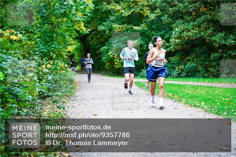 12.10.2025 - Bramfelder Halbmarathon 2025 Dr. Thomas Lammeyer http://msf.ph/oto/9357786 12.10.2025 11:02:07 Laufen 2419, 2571, 2410 meine-sportfotos.de
