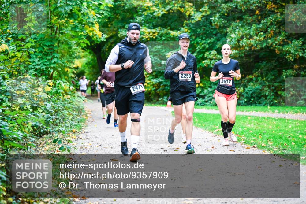 12.10.2025 - Bramfelder Halbmarathon 2025 Dr. Thomas Lammeyer http://msf.ph/oto/9357909 12.10.2025 11:02:34 Laufen 2471, 2259, 2617 meine-sportfotos.de