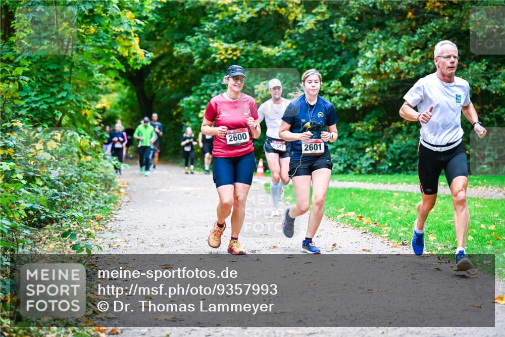 12.10.2025 - Bramfelder Halbmarathon 2025 Dr. Thomas Lammeyer http://msf.ph/oto/9357993 12.10.2025 11:02:52 Laufen 2600, 2887, 2601 meine-sportfotos.de