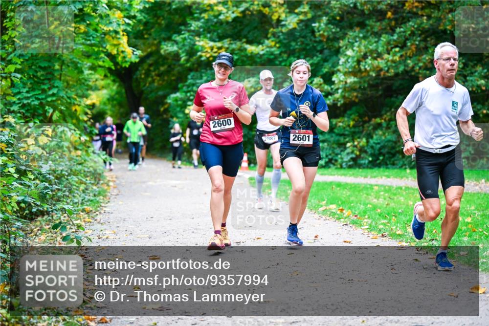 12.10.2025 - Bramfelder Halbmarathon 2025 Dr. Thomas Lammeyer http://msf.ph/oto/9357994 12.10.2025 11:02:52 Laufen 2600, 2887, 2601 meine-sportfotos.de