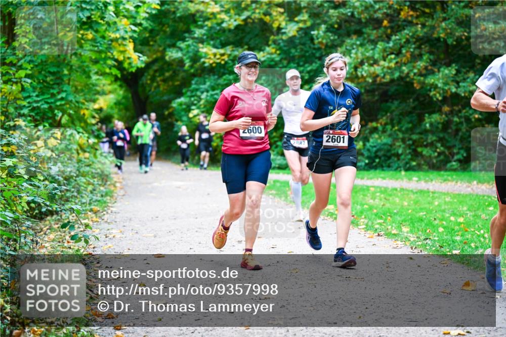 12.10.2025 - Bramfelder Halbmarathon 2025 Dr. Thomas Lammeyer http://msf.ph/oto/9357998 12.10.2025 11:02:52 Laufen 2600, 2601, 2887 meine-sportfotos.de