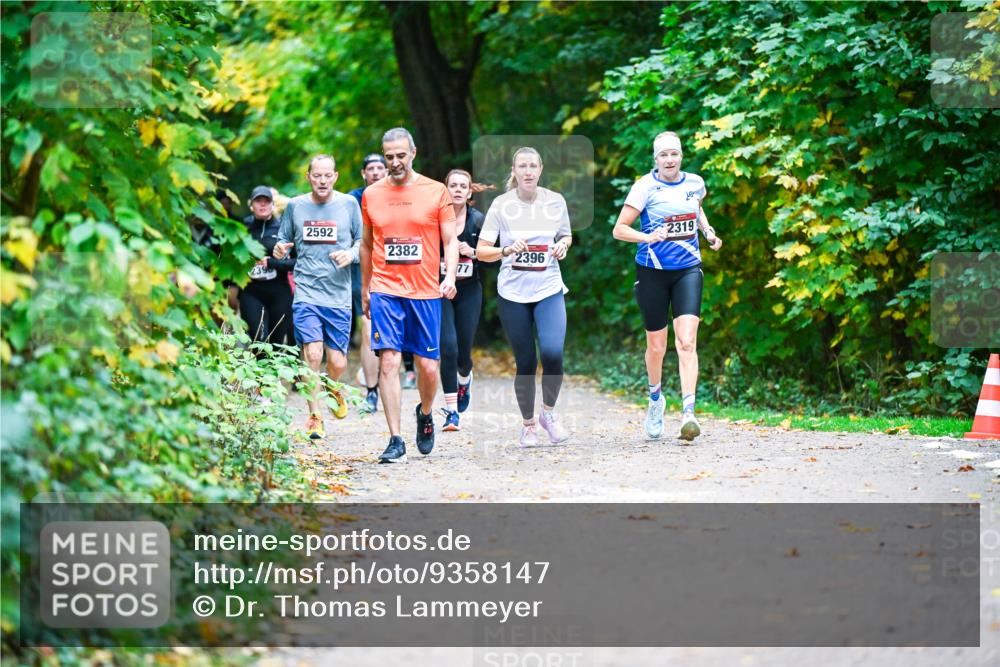 12.10.2025 - Bramfelder Halbmarathon 2025 Dr. Thomas Lammeyer http://msf.ph/oto/9358147 12.10.2025 11:03:23 Laufen 2592, 2319, 2382, 2396, 77 meine-sportfotos.de
