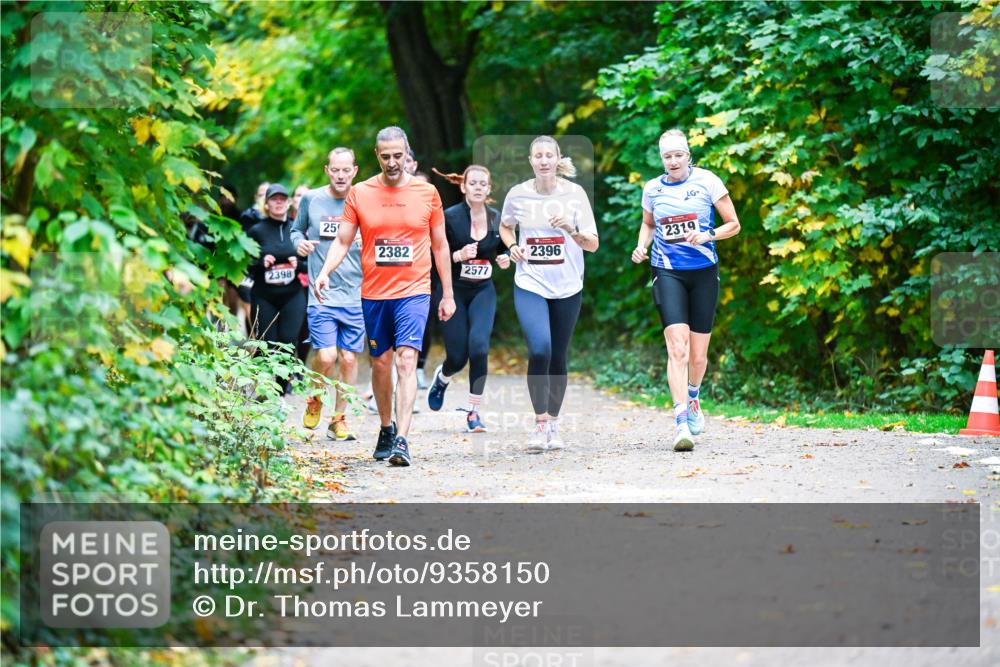 12.10.2025 - Bramfelder Halbmarathon 2025 Dr. Thomas Lammeyer http://msf.ph/oto/9358150 12.10.2025 11:03:23 Laufen 2398, 25, 2382, 2396, 2577, 2319 meine-sportfotos.de