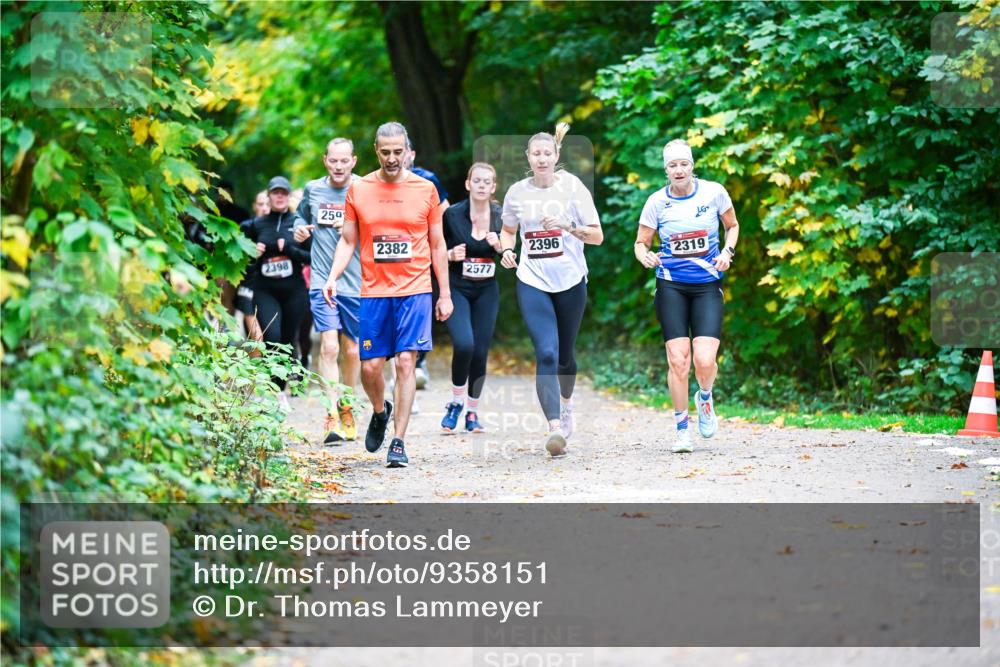 12.10.2025 - Bramfelder Halbmarathon 2025 Dr. Thomas Lammeyer http://msf.ph/oto/9358151 12.10.2025 11:03:24 Laufen 2398, 259, 2382, 2396, 2319, 2577 meine-sportfotos.de