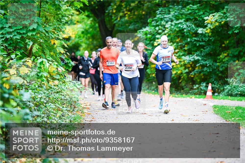 12.10.2025 - Bramfelder Halbmarathon 2025 Dr. Thomas Lammeyer http://msf.ph/oto/9358167 12.10.2025 11:03:26 Laufen 2382, 2396, 2319 meine-sportfotos.de