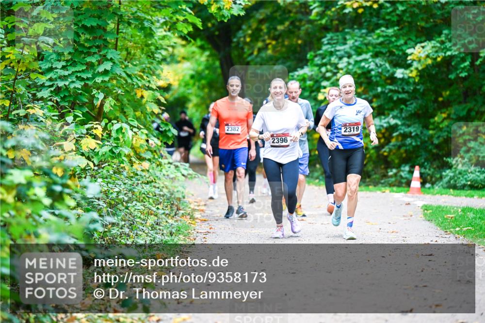 12.10.2025 - Bramfelder Halbmarathon 2025 Dr. Thomas Lammeyer http://msf.ph/oto/9358173 12.10.2025 11:03:28 Laufen 2382, 2319, 2396 meine-sportfotos.de