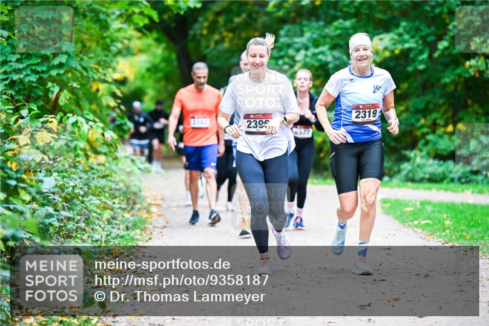 12.10.2025 - Bramfelder Halbmarathon 2025 Dr. Thomas Lammeyer http://msf.ph/oto/9358187 12.10.2025 11:03:30 Laufen 2383, 2399, 2319, 2577 meine-sportfotos.de