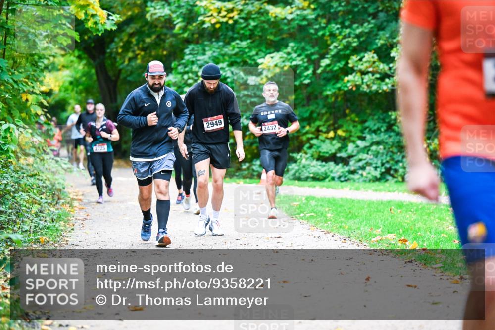 12.10.2025 - Bramfelder Halbmarathon 2025 Dr. Thomas Lammeyer http://msf.ph/oto/9358221 12.10.2025 11:03:41 Laufen 2725, 2949, 2432 meine-sportfotos.de