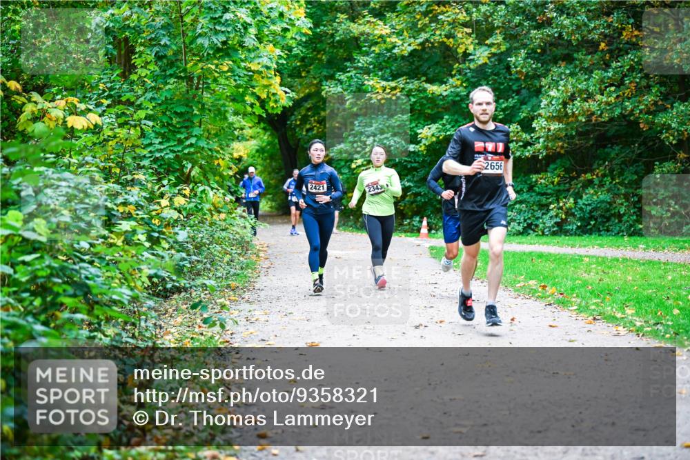 12.10.2025 - Bramfelder Halbmarathon 2025 Dr. Thomas Lammeyer http://msf.ph/oto/9358321 12.10.2025 11:04:03 Laufen 2421, 2343, 2656 meine-sportfotos.de