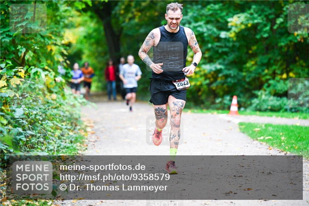 12.10.2025 - Bramfelder Halbmarathon 2025 Dr. Thomas Lammeyer http://msf.ph/oto/9358579 12.10.2025 11:04:54 Laufen 2823 meine-sportfotos.de