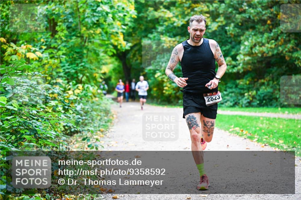 12.10.2025 - Bramfelder Halbmarathon 2025 Dr. Thomas Lammeyer http://msf.ph/oto/9358592 12.10.2025 11:04:56 Laufen 2823 meine-sportfotos.de