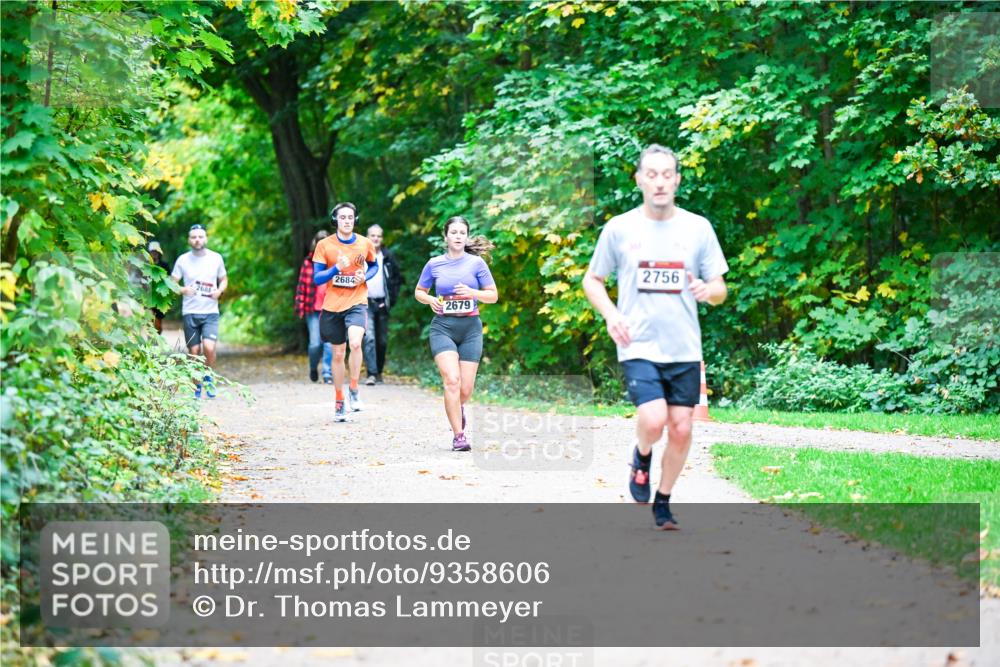 12.10.2025 - Bramfelder Halbmarathon 2025 Dr. Thomas Lammeyer http://msf.ph/oto/9358606 12.10.2025 11:05:00 Laufen 2688, 2684, 2679, 2756 meine-sportfotos.de