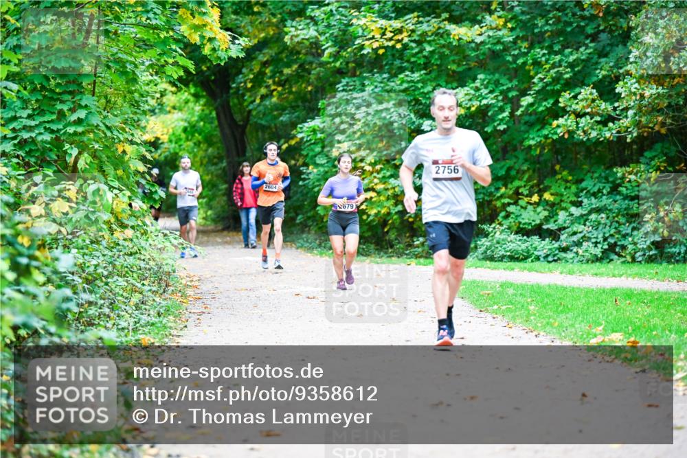 12.10.2025 - Bramfelder Halbmarathon 2025 Dr. Thomas Lammeyer http://msf.ph/oto/9358612 12.10.2025 11:05:00 Laufen 2684, 679, 2756 meine-sportfotos.de