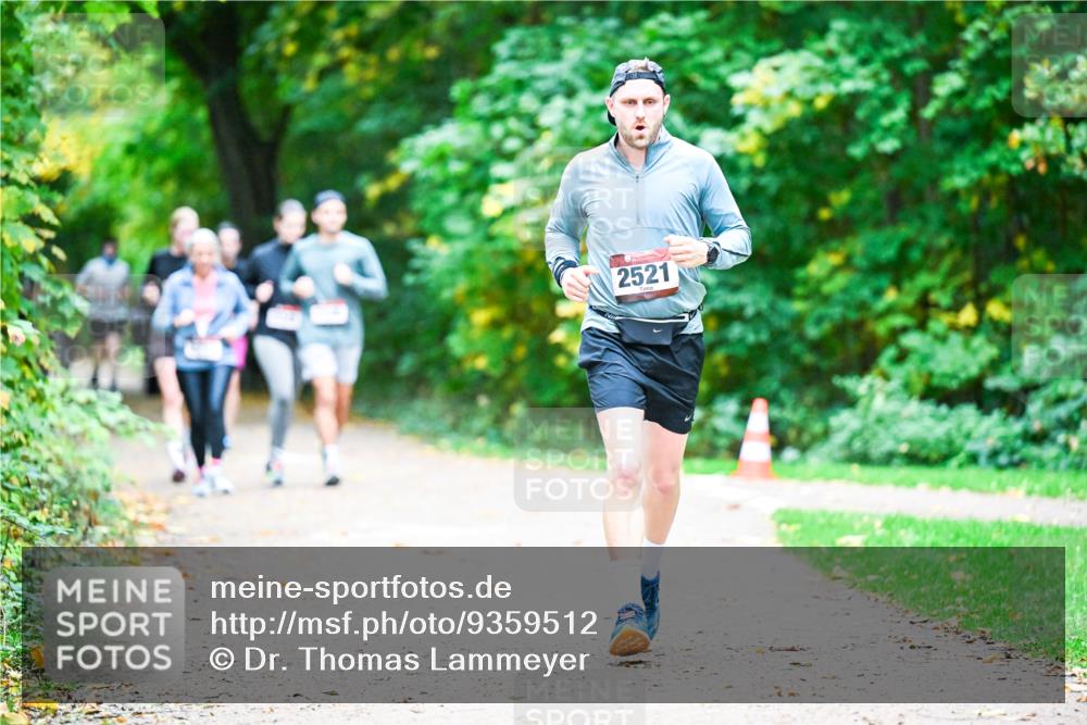 12.10.2025 - Bramfelder Halbmarathon 2025 Dr. Thomas Lammeyer http://msf.ph/oto/9359512 12.10.2025 11:08:32 Laufen 2521 meine-sportfotos.de