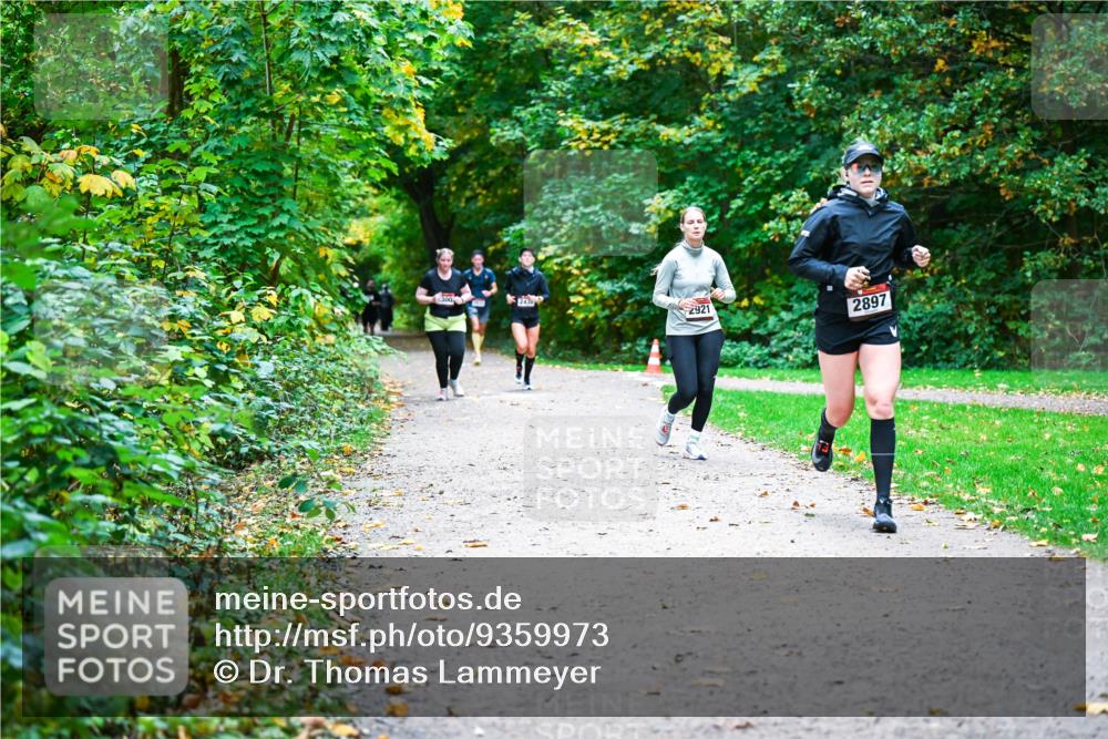 12.10.2025 - Bramfelder Halbmarathon 2025 Dr. Thomas Lammeyer http://msf.ph/oto/9359973 12.10.2025 11:10:07 Laufen 2921, 2897 meine-sportfotos.de