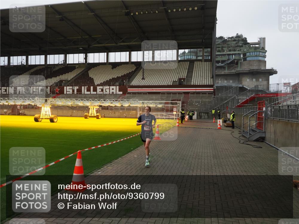 07.12.2025 - St. Pauli X-Mass-Run No. 15 Fabian Wolf http://msf.ph/oto/9360799 07.12.2025 09:50:13 Ziel 1896 meine-sportfotos.de
