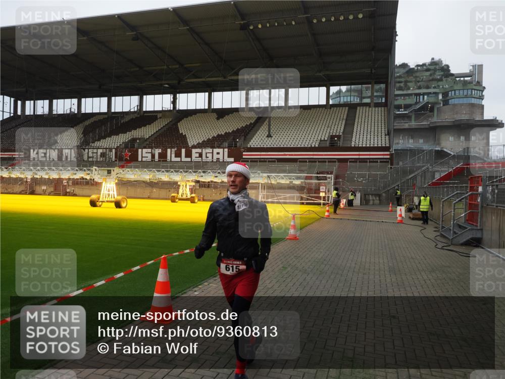 07.12.2025 - St. Pauli X-Mass-Run No. 15 Fabian Wolf http://msf.ph/oto/9360813 07.12.2025 09:51:02 Ziel 615, 2224 meine-sportfotos.de