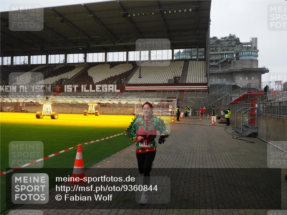 07.12.2025 - St. Pauli X-Mass-Run No. 15 Fabian Wolf http://msf.ph/oto/9360844 07.12.2025 09:51:36 Ziel 1117, 1258, 1893, 2030, 3110 meine-sportfotos.de