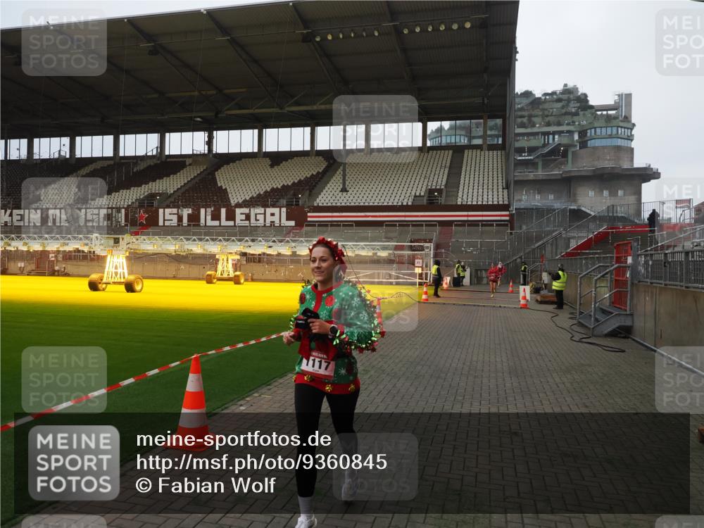 07.12.2025 - St. Pauli X-Mass-Run No. 15 Fabian Wolf http://msf.ph/oto/9360845 07.12.2025 09:51:36 Ziel 1117, 1258, 1893, 2030, 3110 meine-sportfotos.de