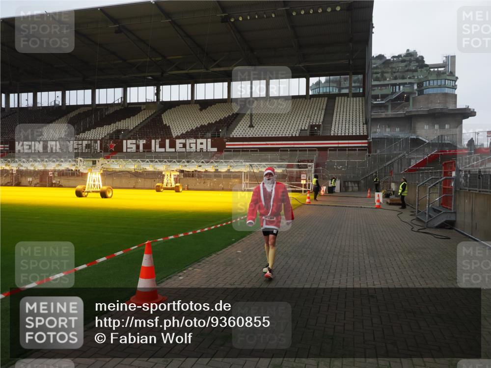 07.12.2025 - St. Pauli X-Mass-Run No. 15 Fabian Wolf http://msf.ph/oto/9360855 07.12.2025 09:51:50 Ziel 1117, 2178, 2494 meine-sportfotos.de
