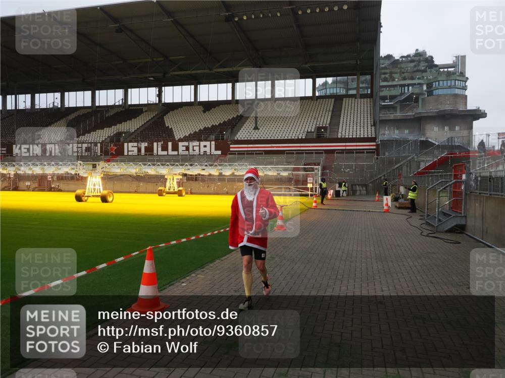 07.12.2025 - St. Pauli X-Mass-Run No. 15 Fabian Wolf http://msf.ph/oto/9360857 07.12.2025 09:51:51 Ziel 1117, 2178, 2494 meine-sportfotos.de
