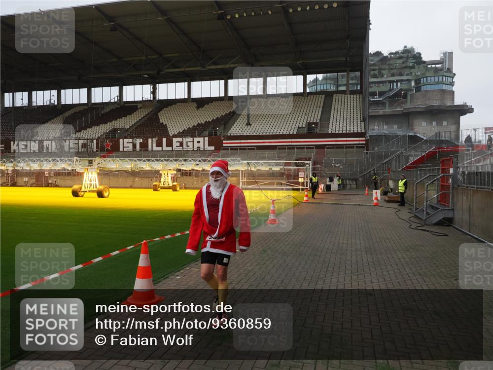 07.12.2025 - St. Pauli X-Mass-Run No. 15 Fabian Wolf http://msf.ph/oto/9360859 07.12.2025 09:51:51 Ziel 1117, 2178, 2494 meine-sportfotos.de