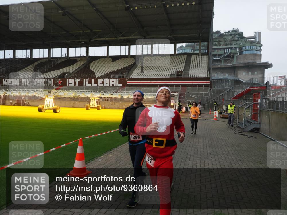 07.12.2025 - St. Pauli X-Mass-Run No. 15 Fabian Wolf http://msf.ph/oto/9360864 07.12.2025 09:52:26 Ziel 154, 195, 1296, 2034 meine-sportfotos.de
