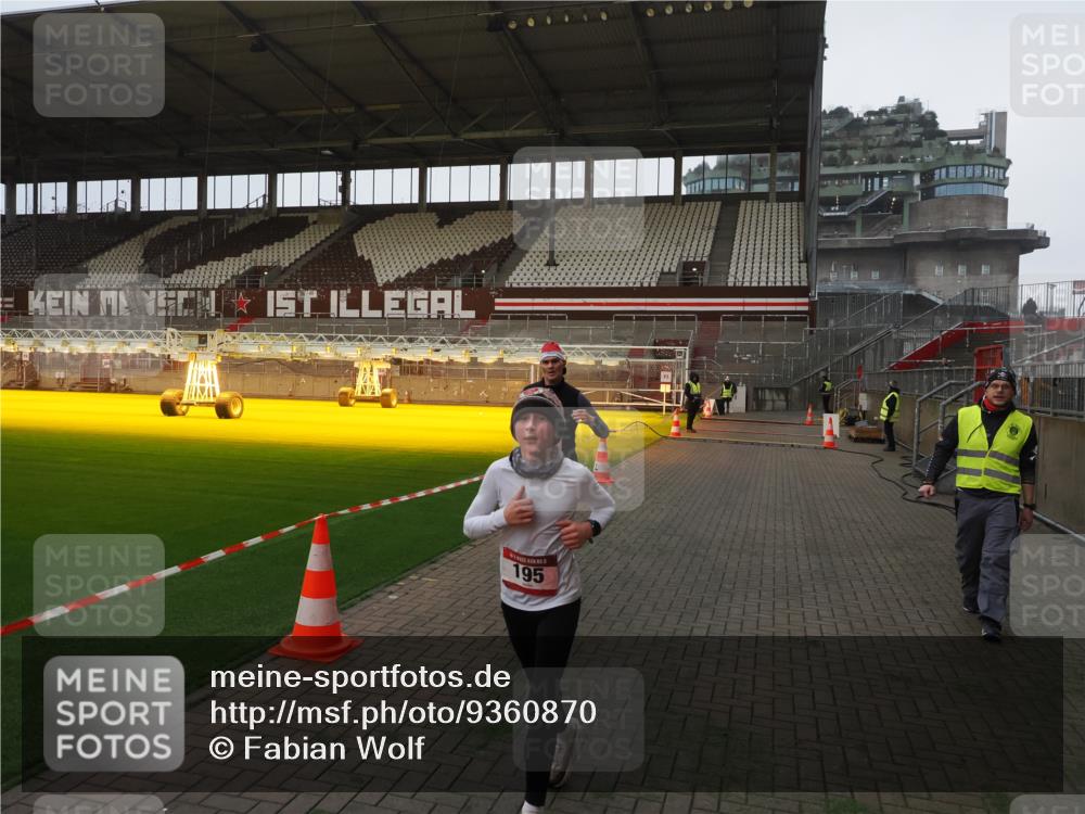 07.12.2025 - St. Pauli X-Mass-Run No. 15 Fabian Wolf http://msf.ph/oto/9360870 07.12.2025 09:52:33 Ziel 154, 195, 1052, 1296, 2034 meine-sportfotos.de