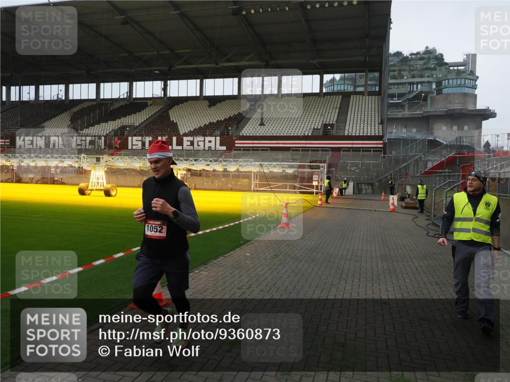 07.12.2025 - St. Pauli X-Mass-Run No. 15 Fabian Wolf http://msf.ph/oto/9360873 07.12.2025 09:52:33 Ziel 154, 195, 1052, 1296, 2034 meine-sportfotos.de