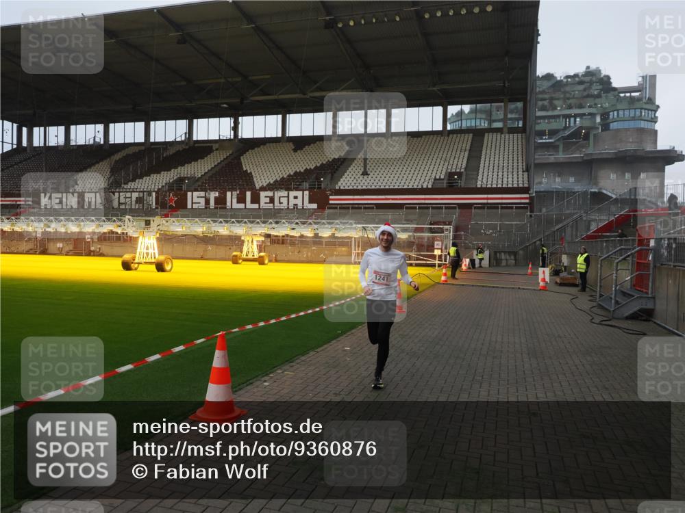 07.12.2025 - St. Pauli X-Mass-Run No. 15 Fabian Wolf http://msf.ph/oto/9360876 07.12.2025 09:52:49 Ziel 1241 meine-sportfotos.de
