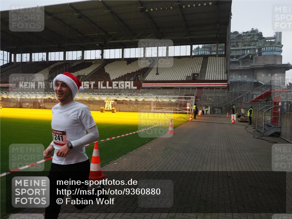 07.12.2025 - St. Pauli X-Mass-Run No. 15 Fabian Wolf http://msf.ph/oto/9360880 07.12.2025 09:52:50 Ziel 1241 meine-sportfotos.de