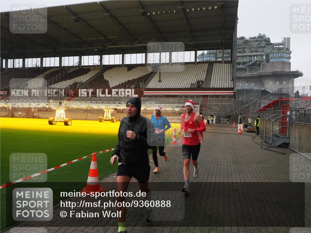 07.12.2025 - St. Pauli X-Mass-Run No. 15 Fabian Wolf http://msf.ph/oto/9360888 07.12.2025 09:53:00 Ziel 937, 1241, 1874 meine-sportfotos.de