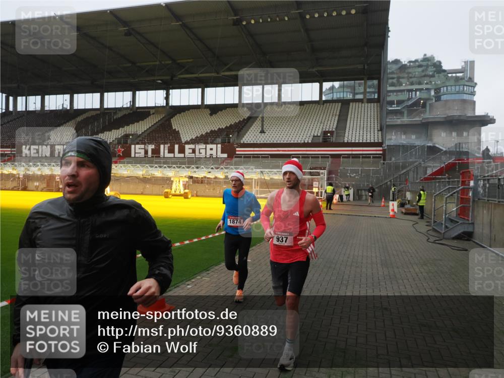 07.12.2025 - St. Pauli X-Mass-Run No. 15 Fabian Wolf http://msf.ph/oto/9360889 07.12.2025 09:53:01 Ziel 937, 1241, 1874 meine-sportfotos.de