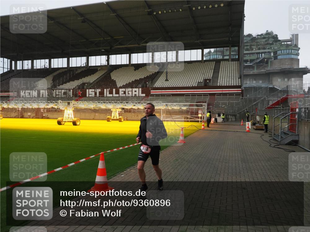 07.12.2025 - St. Pauli X-Mass-Run No. 15 Fabian Wolf http://msf.ph/oto/9360896 07.12.2025 09:53:09 Ziel 518, 937, 1874 meine-sportfotos.de