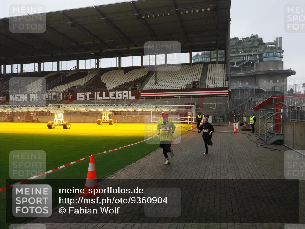 07.12.2025 - St. Pauli X-Mass-Run No. 15 Fabian Wolf http://msf.ph/oto/9360904 07.12.2025 09:53:33 Ziel 96, 115, 3684 meine-sportfotos.de