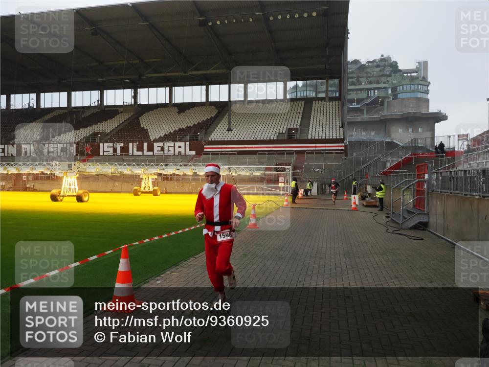 07.12.2025 - St. Pauli X-Mass-Run No. 15 Fabian Wolf http://msf.ph/oto/9360925 07.12.2025 09:53:54 Ziel 1598, 4050, 4061, 4062 meine-sportfotos.de