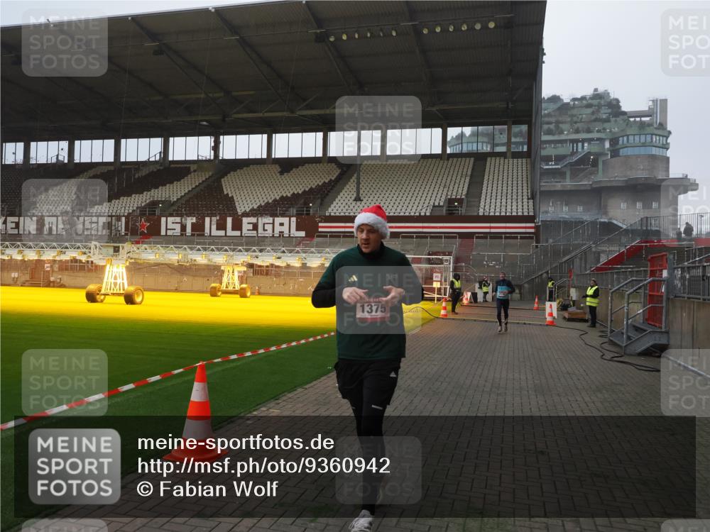 07.12.2025 - St. Pauli X-Mass-Run No. 15 Fabian Wolf http://msf.ph/oto/9360942 07.12.2025 09:54:20 Ziel 1375, 2036, 2900, 3338 meine-sportfotos.de