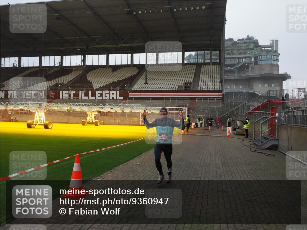 07.12.2025 - St. Pauli X-Mass-Run No. 15 Fabian Wolf http://msf.ph/oto/9360947 07.12.2025 09:54:24 Ziel 1375, 2036, 2900, 3310, 3338 meine-sportfotos.de