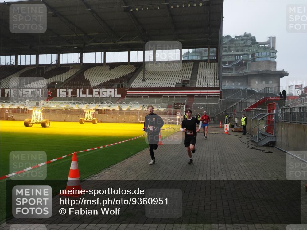 07.12.2025 - St. Pauli X-Mass-Run No. 15 Fabian Wolf http://msf.ph/oto/9360951 07.12.2025 09:54:28 Ziel 1375, 2036, 2133, 2209, 2900, 3310, 3338 meine-sportfotos.de