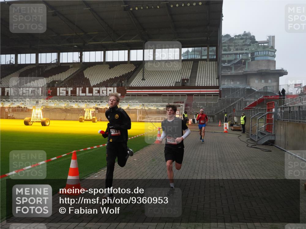 07.12.2025 - St. Pauli X-Mass-Run No. 15 Fabian Wolf http://msf.ph/oto/9360953 07.12.2025 09:54:29 Ziel 1375, 2036, 2133, 2209, 3310 meine-sportfotos.de