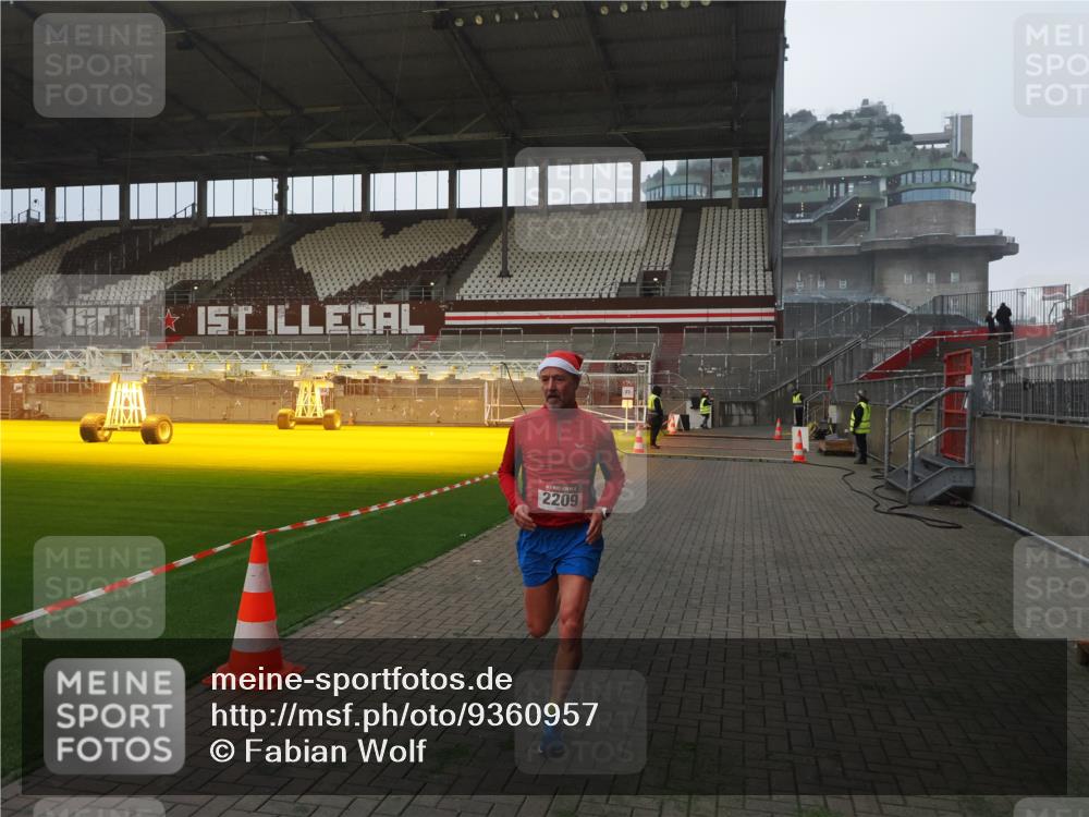 07.12.2025 - St. Pauli X-Mass-Run No. 15 Fabian Wolf http://msf.ph/oto/9360957 07.12.2025 09:54:30 Ziel 1375, 2036, 2133, 2209, 3310 meine-sportfotos.de