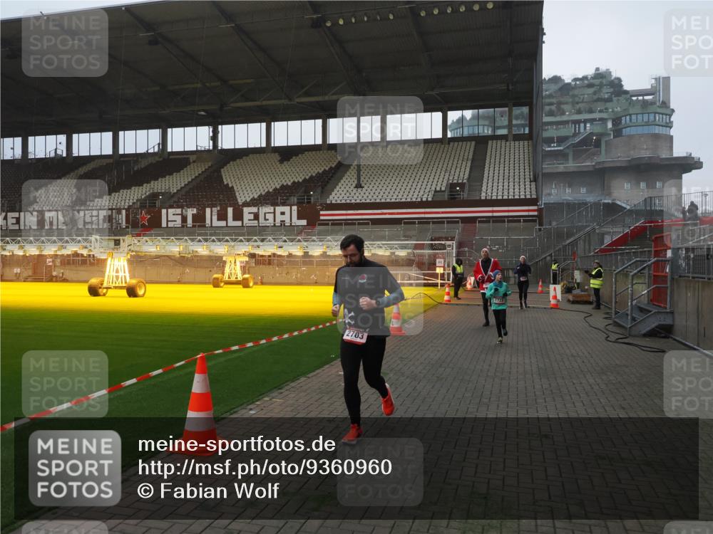 07.12.2025 - St. Pauli X-Mass-Run No. 15 Fabian Wolf http://msf.ph/oto/9360960 07.12.2025 09:54:43 Ziel 1649, 1655, 1722, 2133, 2209, 2703, 3310 meine-sportfotos.de