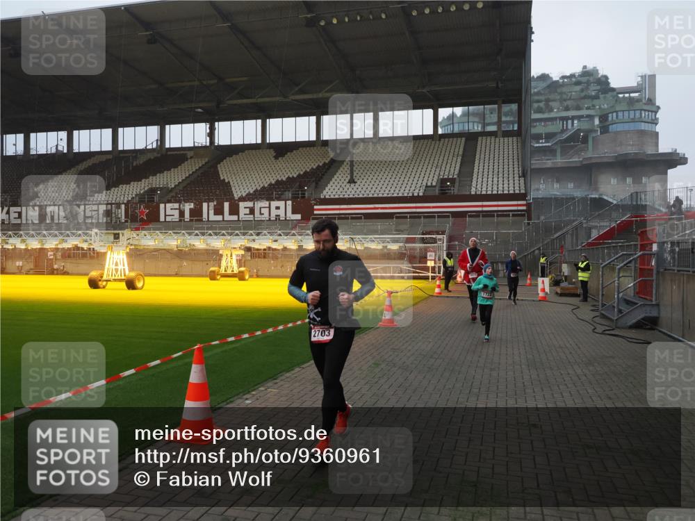 07.12.2025 - St. Pauli X-Mass-Run No. 15 Fabian Wolf http://msf.ph/oto/9360961 07.12.2025 09:54:44 Ziel 1649, 1655, 1722, 2133, 2209, 2703, 3310 meine-sportfotos.de