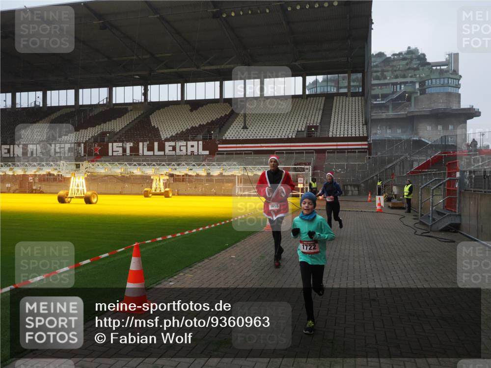07.12.2025 - St. Pauli X-Mass-Run No. 15 Fabian Wolf http://msf.ph/oto/9360963 07.12.2025 09:54:46 Ziel 1649, 1655, 1722, 2209, 2703 meine-sportfotos.de