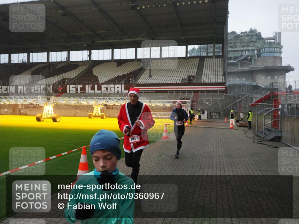 07.12.2025 - St. Pauli X-Mass-Run No. 15 Fabian Wolf http://msf.ph/oto/9360967 07.12.2025 09:54:47 Ziel 1649, 1655, 1722, 2703 meine-sportfotos.de