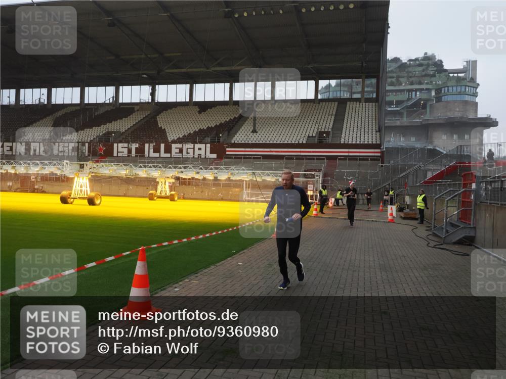 07.12.2025 - St. Pauli X-Mass-Run No. 15 Fabian Wolf http://msf.ph/oto/9360980 07.12.2025 09:55:09 Ziel 4087, 4088 meine-sportfotos.de