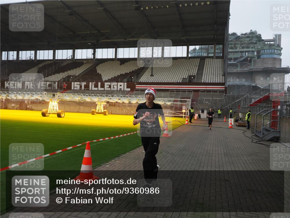 07.12.2025 - St. Pauli X-Mass-Run No. 15 Fabian Wolf http://msf.ph/oto/9360986 07.12.2025 09:55:12 Ziel 1101, 4087, 4088 meine-sportfotos.de