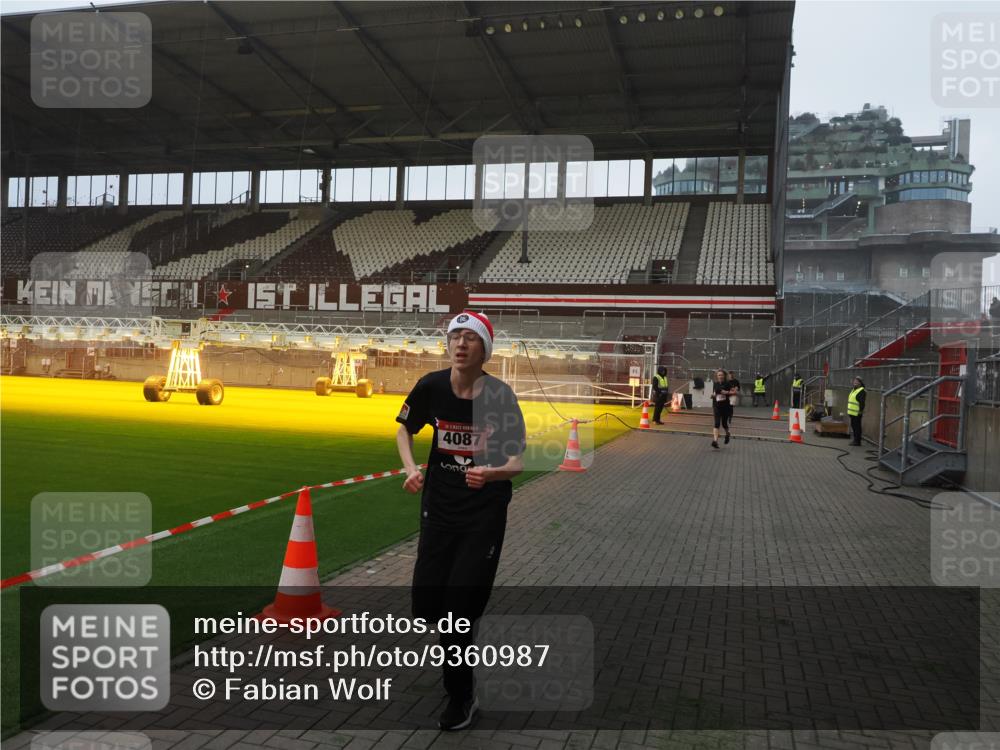07.12.2025 - St. Pauli X-Mass-Run No. 15 Fabian Wolf http://msf.ph/oto/9360987 07.12.2025 09:55:12 Ziel 1101, 4087, 4088 meine-sportfotos.de