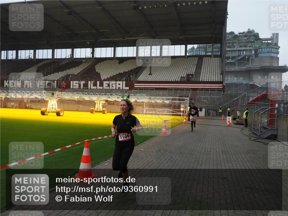 07.12.2025 - St. Pauli X-Mass-Run No. 15 Fabian Wolf http://msf.ph/oto/9360991 07.12.2025 09:55:16 Ziel 1101, 1113, 4087 meine-sportfotos.de